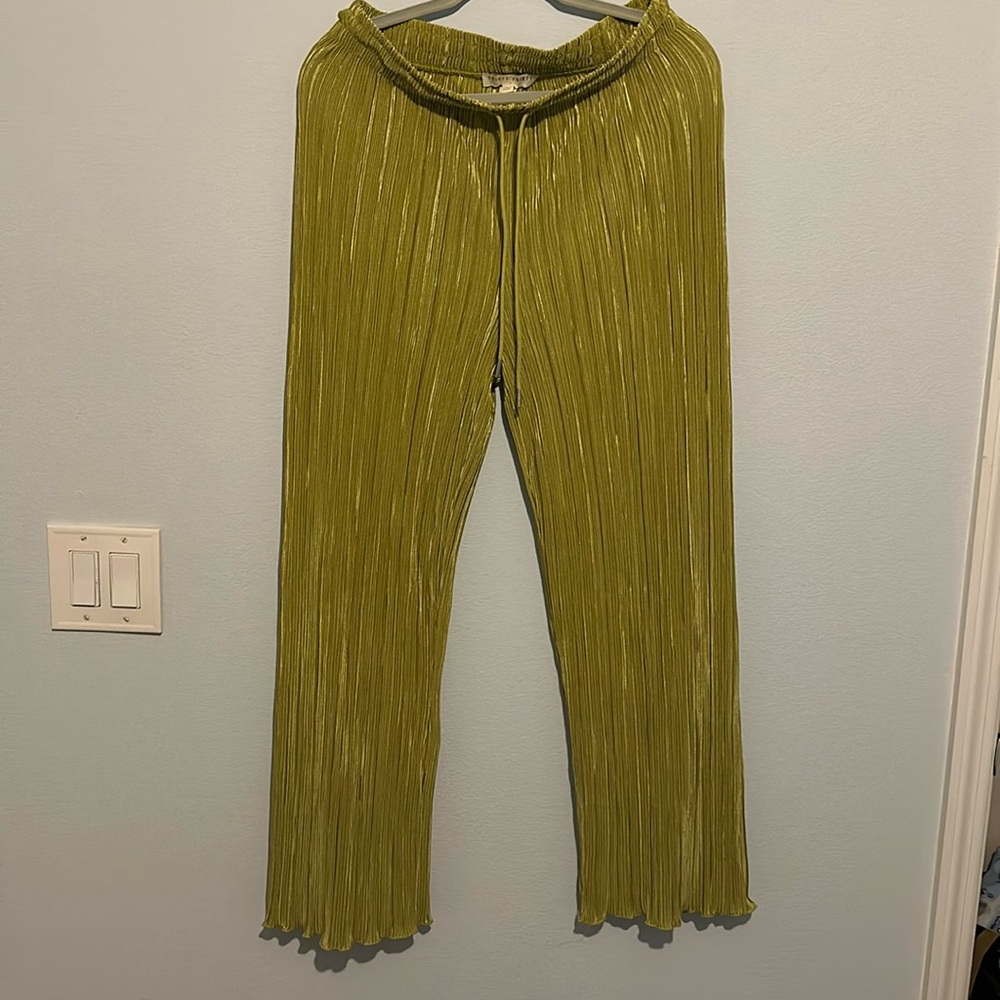 Women's Olive Green Pleated Wide-Leg Pants